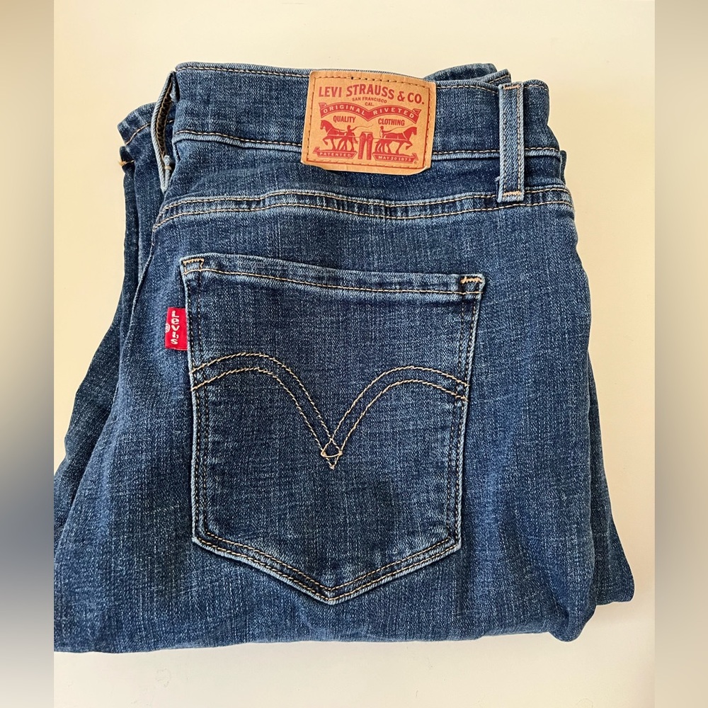 Levi’s classic bootcut jeans, size 6.